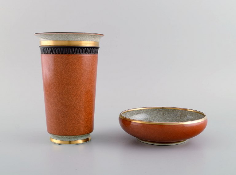 Royal Copenhagen. Bowl and vase in crackle porcelain with gold and orange 
decoration. Mid-20th century.

