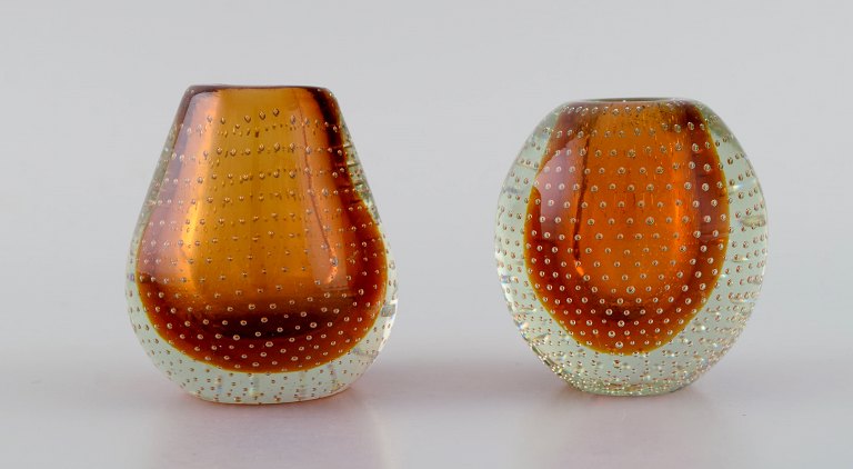 Finsk glaskunstner. To vaser i klart og ravfarvet mundblæst kunstglas med 
indlagte bobler. Midt 1900-tallet.
