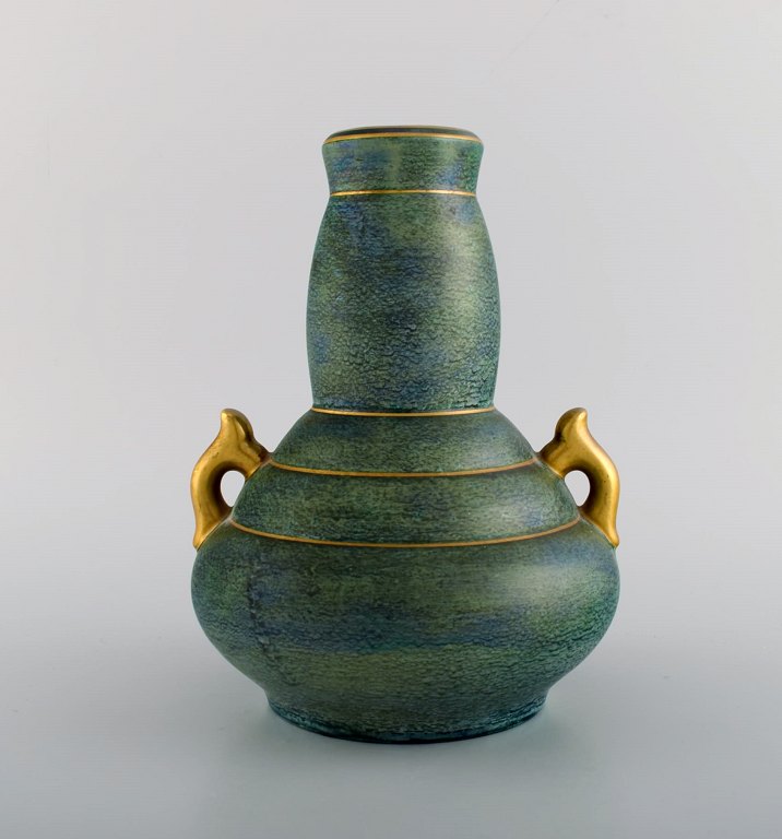 Josef Ekberg for Gustavsberg. Art deco vase med hanke i glaseret keramik. Smuk 
blågrøn glasur og gulddekoration. 1930
