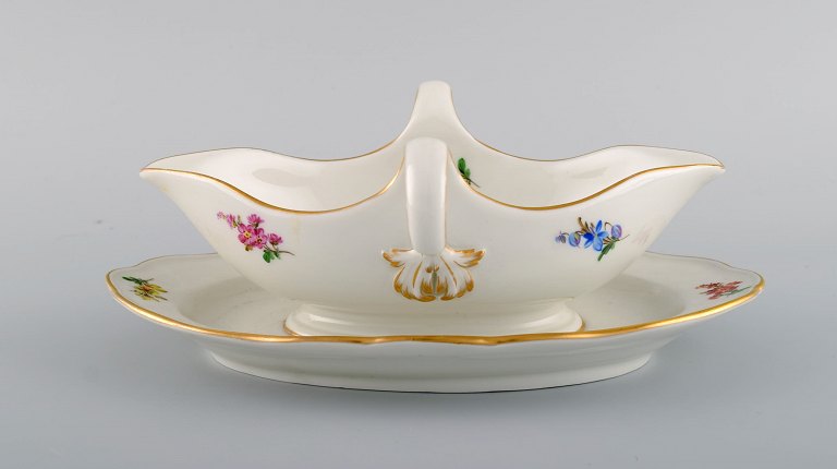 Antik Meissen sovsekande i håndmalet porcelæn med blomster og gulddekoration. 
Sent 1800-tallet. 
