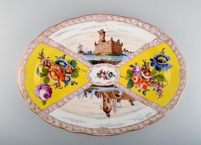 Stort antikt Meissen serveringsfad i håndmalet porcelæn med handelsstationer og 
blomster. 1800-tallet.
