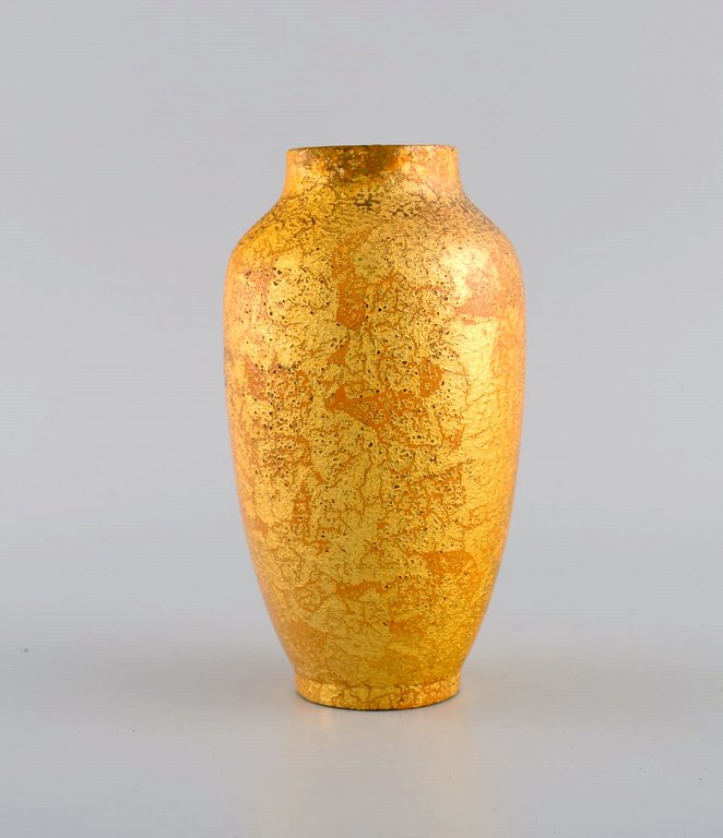 Sevres for Delvaux. Antik vase i håndmalet keramik med gulddekoration. Ca. 1910.
