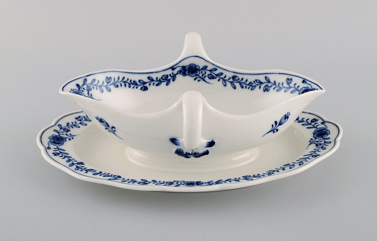 Meissen Neuer Ausschnitt sauce bowl in hand-painted porcelain with floral 
decoration. Approx. 1900.
