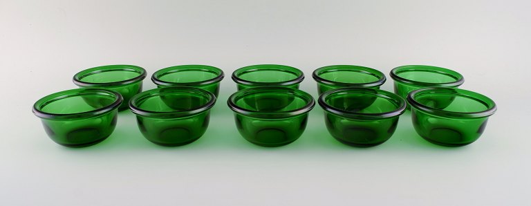 Kaj Franck (1911-1989) for Nuutajärvi. 10 Luna seafood bowls / rinse bowls in 
green mouth blown art glass. 1970s.
