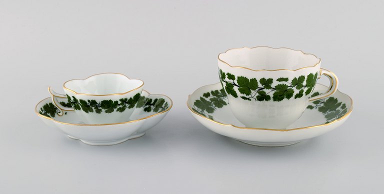 Meissen Green Ivy Vine Leaf mocha and tea cup in hand-painted porcelain with 
gold edge. 1920s / 30s.
