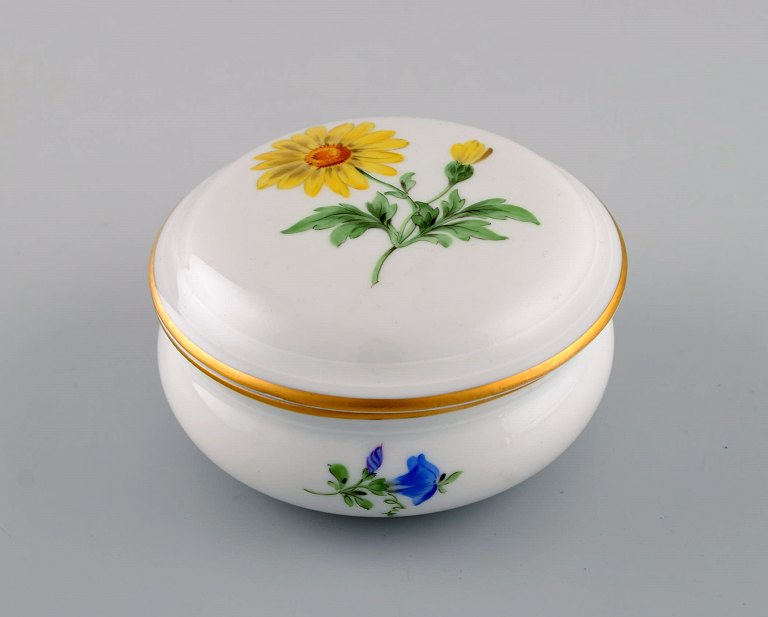 Meissen porcelain lidded jar with hand-painted flowers and gold edge. 20th 
century.
