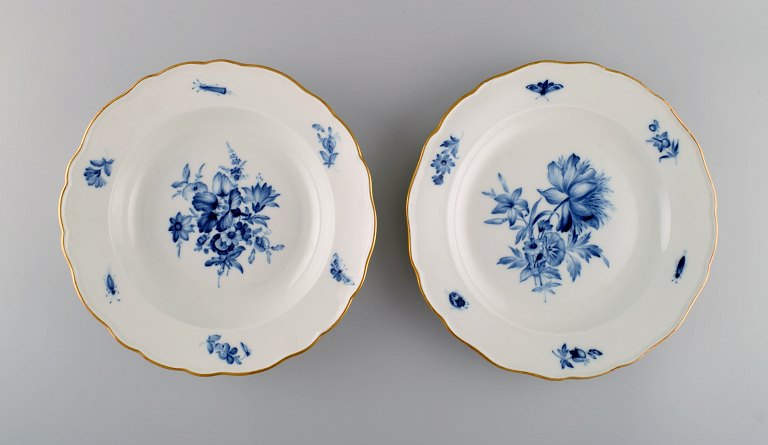 To antikke Meissen tallerkener i porcelæn med håndmalede blomster og guldkant. 
Ca. 1900.
