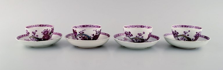 Fire antikke Meissen tekopper med underkopper i håndmalet porcelæn. Purpur 
blomster og gulddekoration. Museumskvalitet, ca. 1740.
