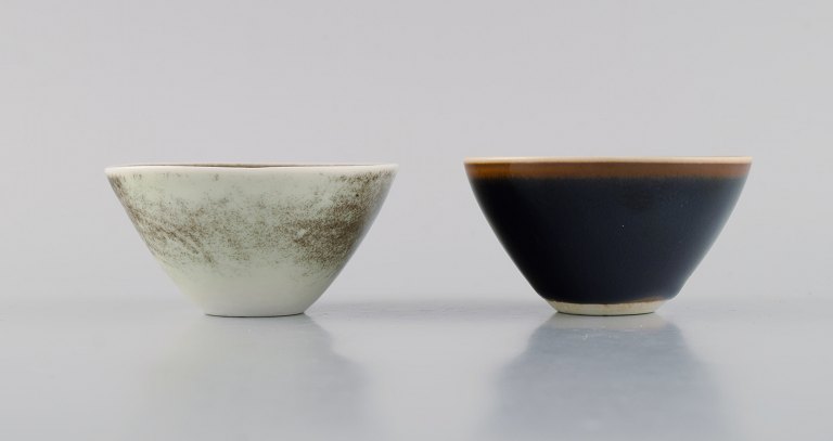 To Rörstrand skåle i glaseret keramik. Midt 1900-tallet.
