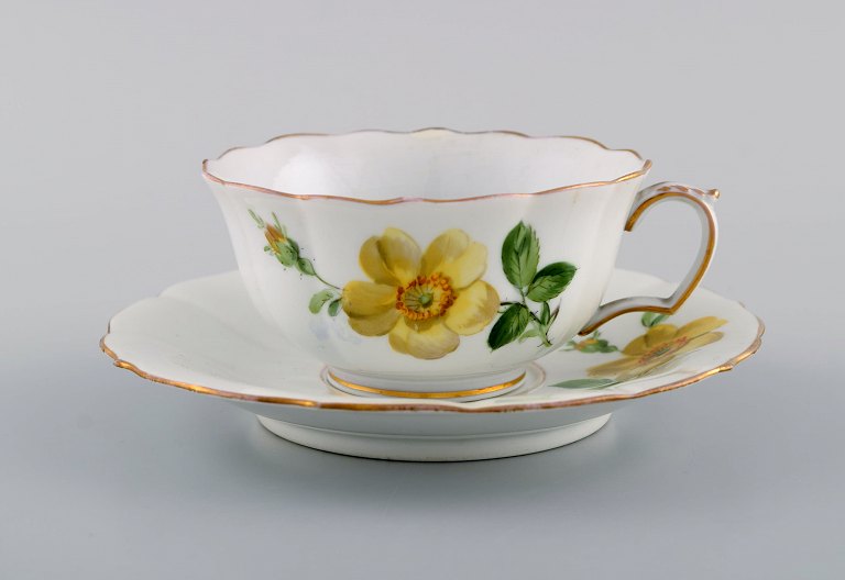Antik Meissen tekop med underkop i håndmalet porcelæn med blomstermotiver. Ca. 
1900.
