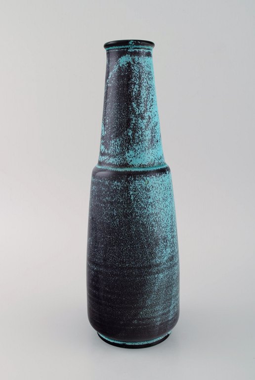Nils Kähler (1906-1979) for Kähler. Large vase in glazed ceramics. Beautiful 
glaze in turquoise and dark shades. 1960s.
