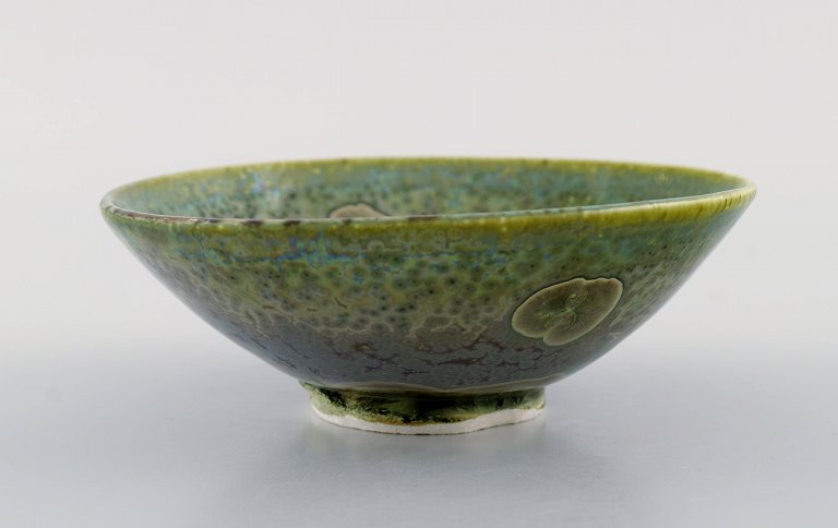 Eli Keller (b. 1942), Sweden. Unique bowl in glazed stoneware. Beautiful crystal 
glaze in shades of green. 21st Century.
