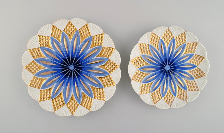 To antikke Meissen tallerkener i håndmalet porcelæn. Blå blomster og 
gulddekoration. Tidligt 1900-tallet.
