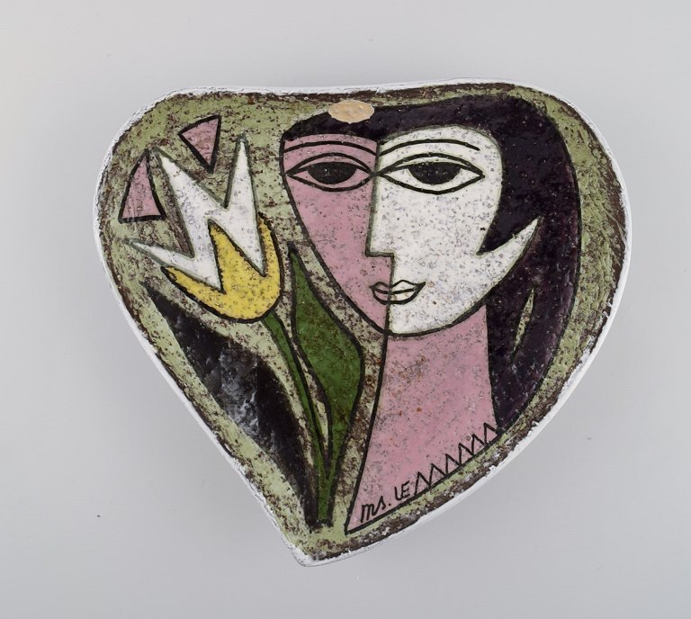 Mari Simmulson (1911-2000) for Upsala-Ekeby. Dish in glazed stoneware with 
hand-painted female portrait. Mid-20th century.
