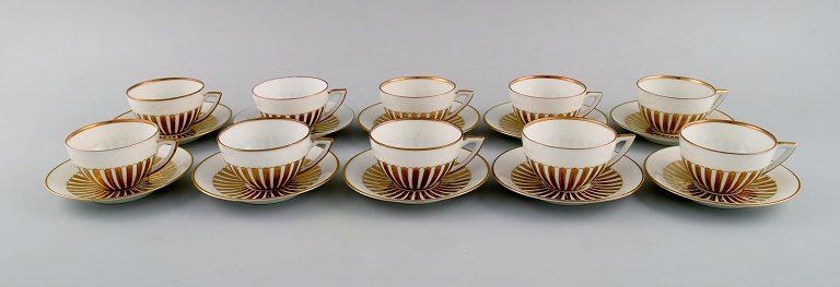 10 art deco Ariadne coffee cups with saucers in porcelain. Hand-painted gold 
decoration. 1930s.
