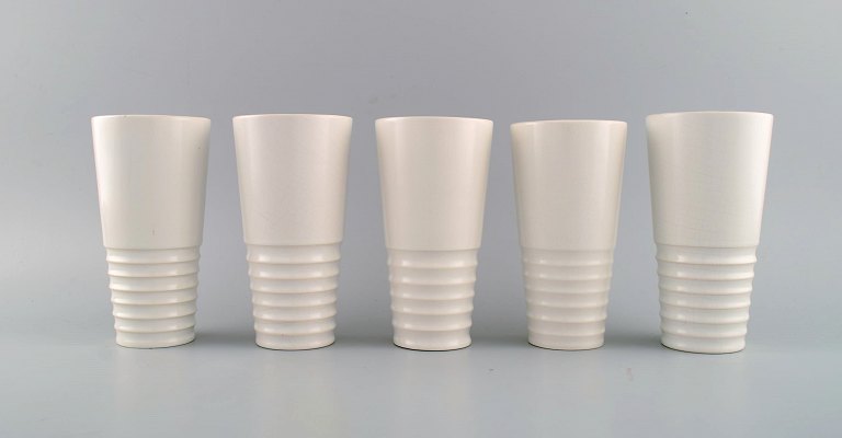 Suzanne Ramie (1905-1974) for Robj Paris. Fem unika art deco vaser i glaseret 
stentøj. Smuk krakeleret glasur i sand nuancer. Midt 1900-tallet.
