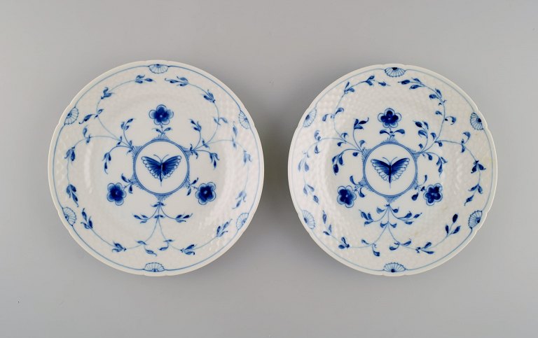 Bing & Grøndahl / B&G, Sommerfugl. To tallerkener i håndmalet porcelæn. 
Modelnummer 27. Midt 1900-tallet. 
