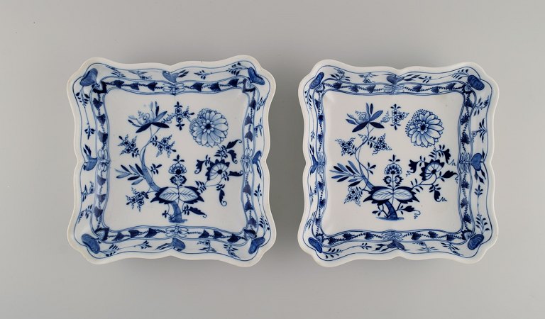 Two antique Meissen Blue Onion bowls in hand-painted porcelain. Late 19th 
century.
