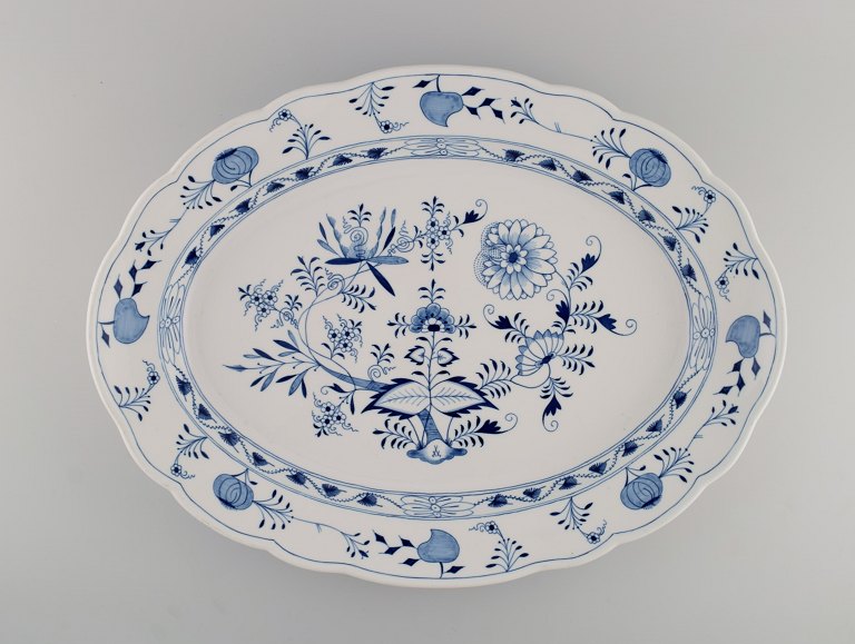Giant antique Meissen Blue Onion serving dish in hand-painted porcelain. Late 
19th century.
