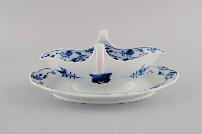 Antique Meissen Blue Onion sauce bowl in hand-painted porcelain. Late 19th 
century.
