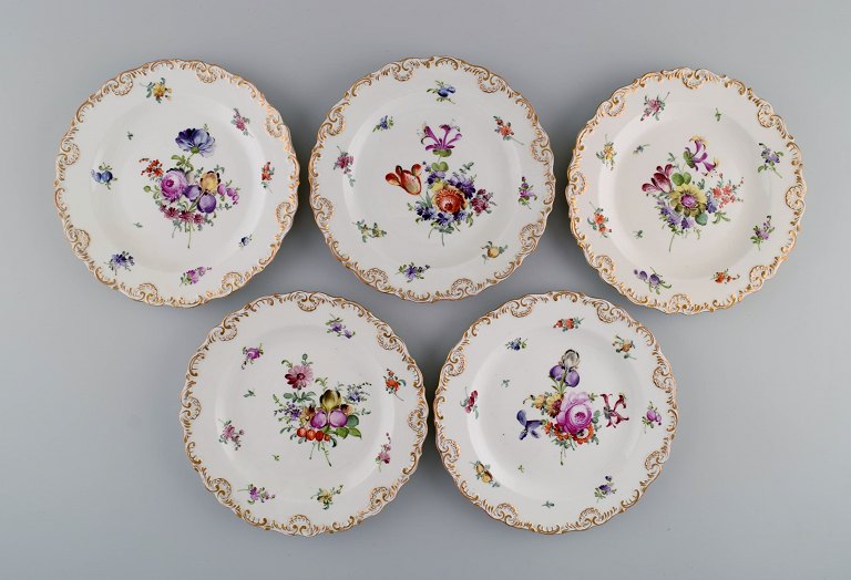 Fem antikke Meissen porcelænstallerkener med håndmalede blomster og 
gulddekoration. Sent 1800-tallet.
