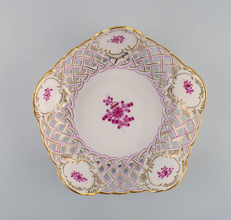Herend skål i gennembrudt porcelæn med håndmalede blomster og gulddekoration. 
Midt 1900-tallet.
