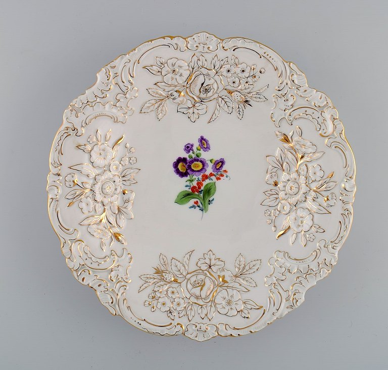 Antik Meissen porcelænsskål med håndmalede blomster og gulddekoration. Tidligt 
1900-tallet.

