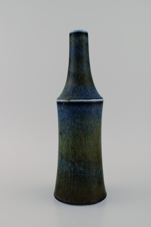 Carl Harry Stålhane (1920-1990) for Rörstrand. Vase i glaseret keramik. Smuk 
glasur i blågrønne nuancer. 1960
