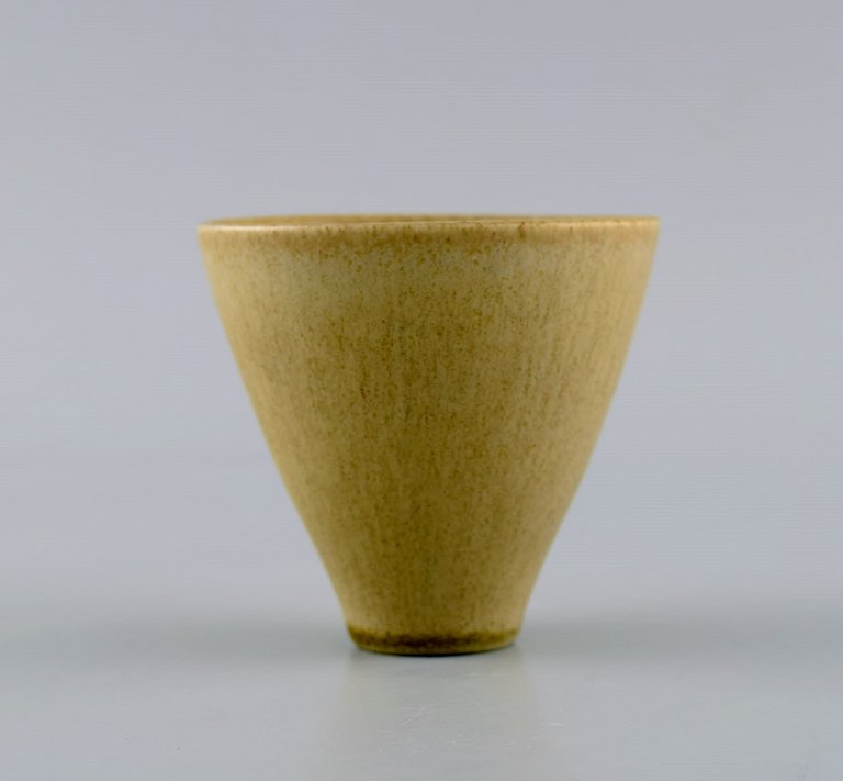Stig Lindberg (1916-1982) for Gustavsberg. Vase in glazed ceramics. Beautiful 
glaze in light earth tones. Mid-20th century.
