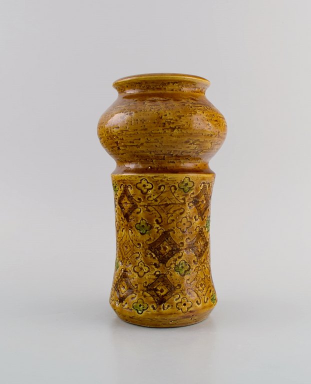 Aldo Londi for Bitossi. Stor vase i sennepsgul glaseret keramik med geometriske 
og blomster mønstre. 1960