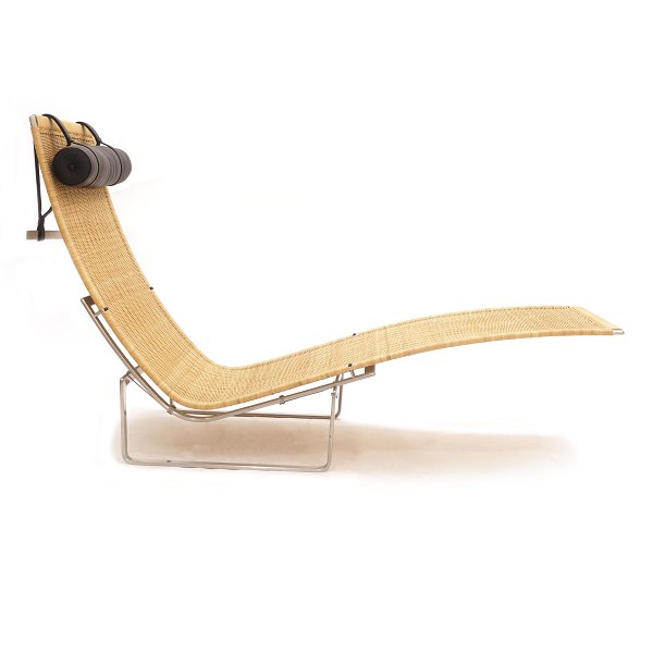 Poul Kjærholm PK 24 chaiselong / Hammock chair med peddigrør og stel i rustfrit 
stål. Nakkepude i sort læder. Produceret af Fritz Hansen. Design fra 1965. H: 
88cm. L: 150cm. B: 69cm