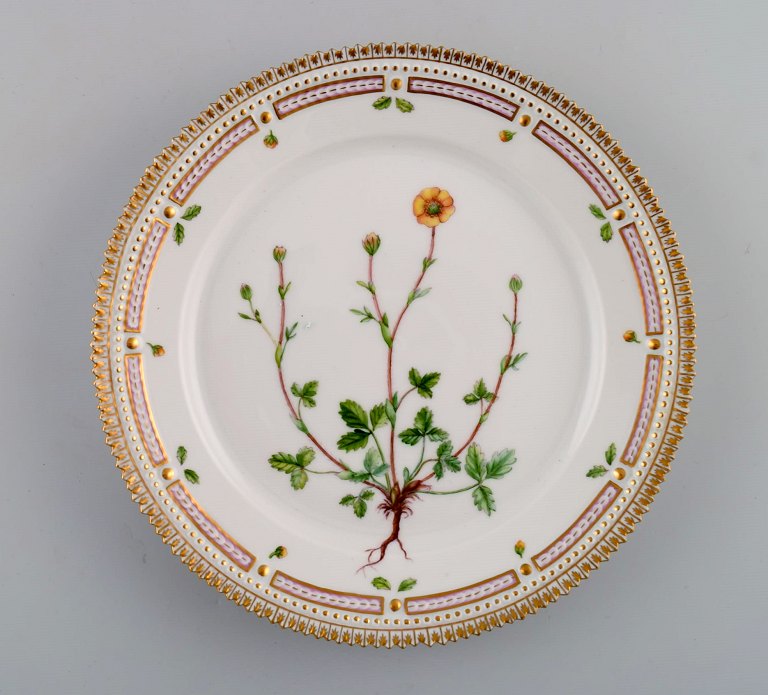 Royal Copenhagen Flora Danica tallerken i håndmalet porcelæn med blomster og 
gulddekoration. Modelnummer 20/3572.  
