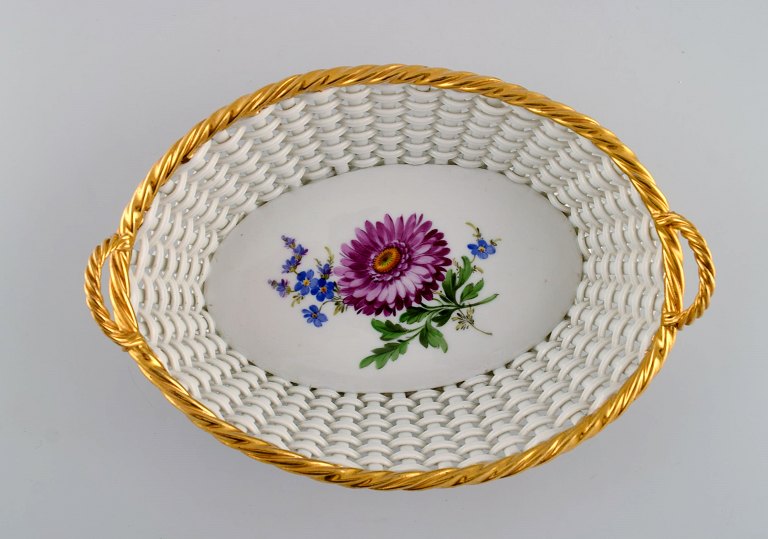 Antik Meissen flettet porcelænskurv med hanke. Håndmalede blomster og guldkant. 
Sent 1800-tallet.
