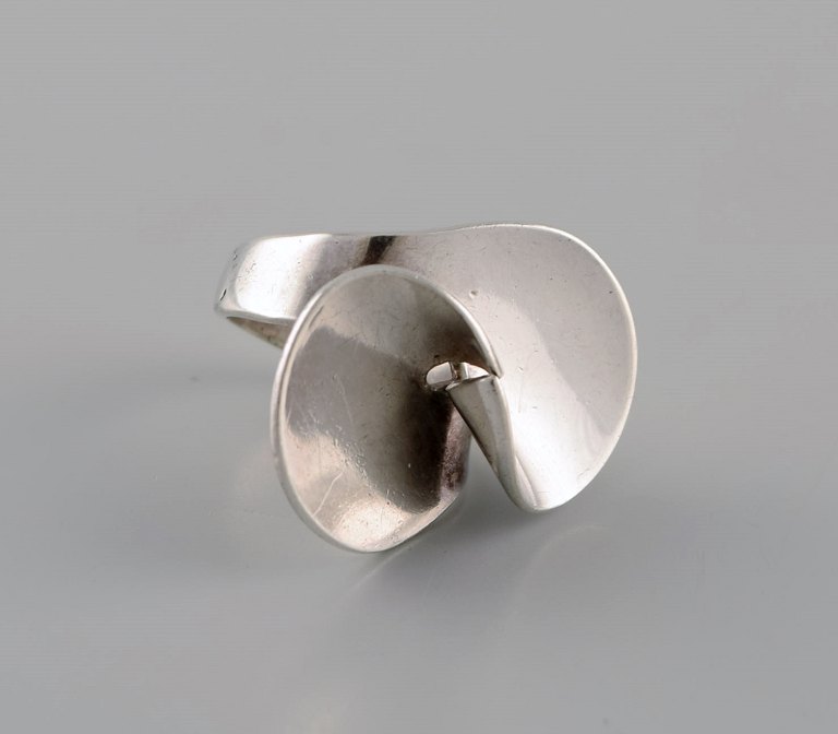 Ibe Dahlquist (1924-1996) for Georg Jensen. Modernist ring in sterling silver. 
Model number 130.
