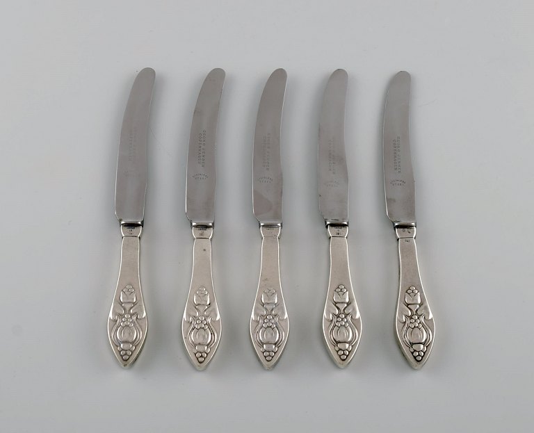Five rare and antique Georg Jensen Bell lunch knives in sterling silver and 
stainless steel. 1910