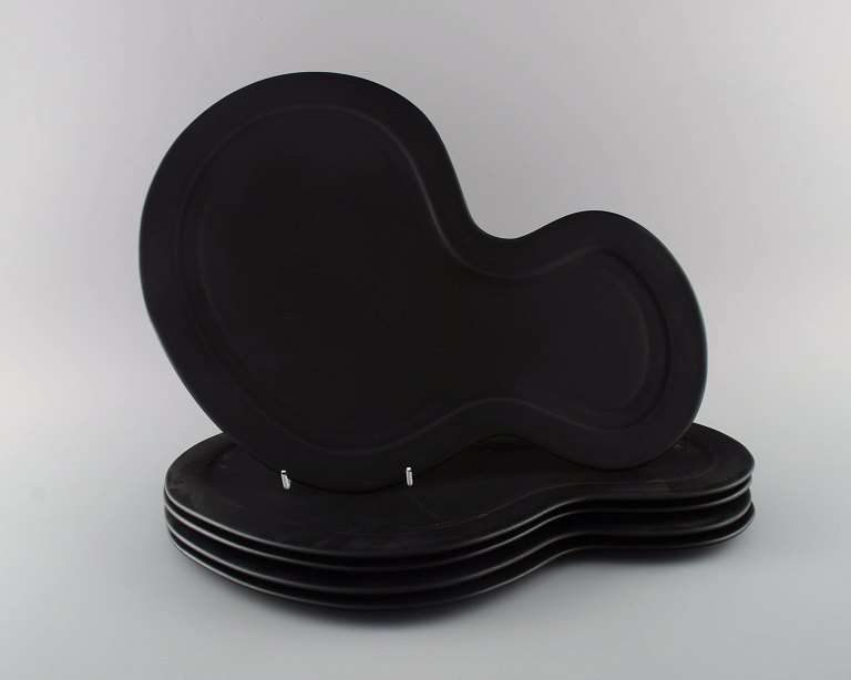 British design. Five large freeform plates in black glazed porcelain. Late 20th 
century.
