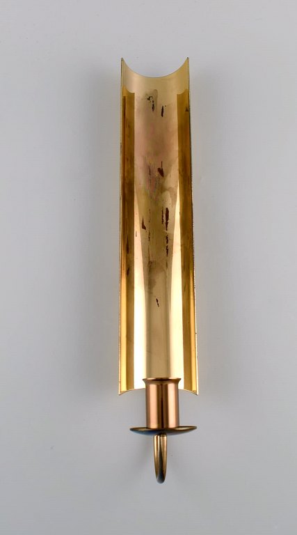 Pierre Forsell for Skultuna. Reflex wall candlestick in brass. Swedish design, 
1960s.
