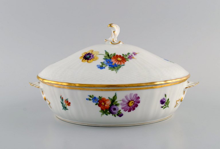 Royal Copenhagen Saxon Flower lidded tureen in hand-painted porcelain. Flowers 
and gold decoration. Model number 493/1702. Early 20th century.
