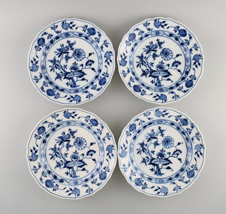 Four antique Meissen Blue Onion dinner plates in hand-painted porcelain. Early 
20th century.
