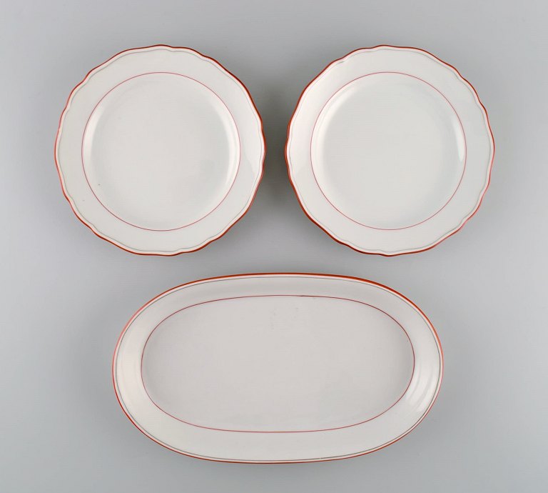 Meissen, Tyskland. Fad og to tallerkener i håndmalet porcelæn. Ca. 1900.

