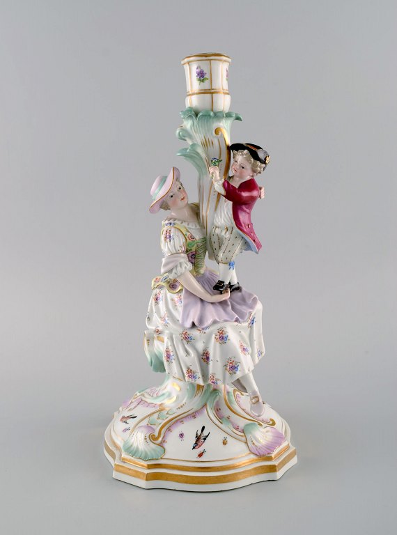 Antik Meissen lysestage i håndmalet porcelæn. Mor og dreng med blomster. Sent 
1800-tallet.
