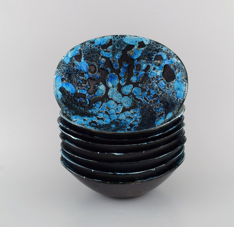 French ceramist. Eight bowls in glazed stoneware. Beautiful glaze in azure 
shades. Unique, high-quality ceramics. Mid-20th century.
