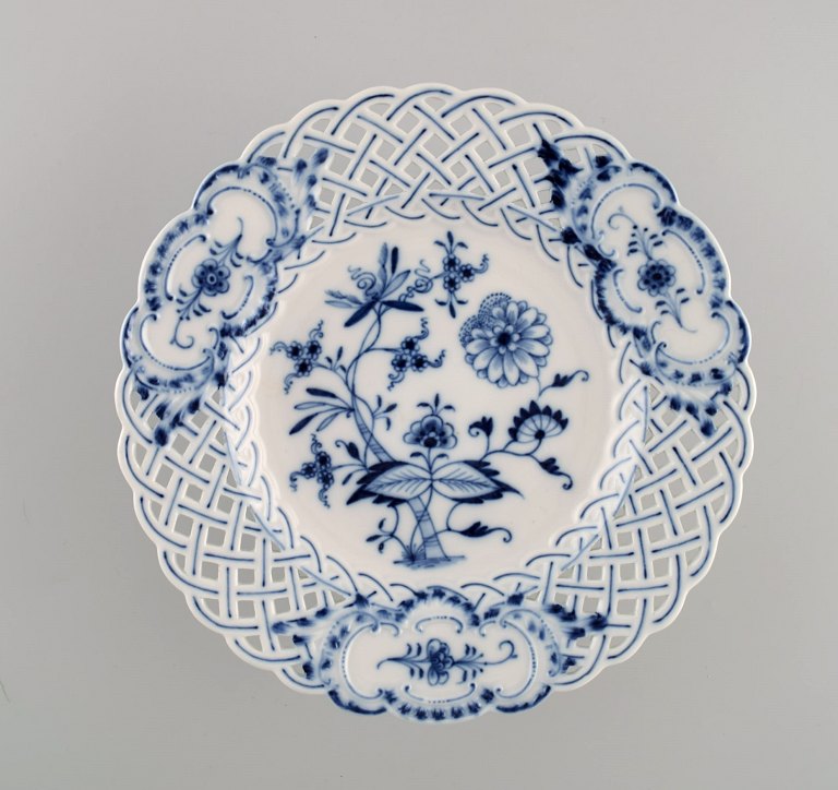 Meissen Blue Onion compote in openwork porcelain. Early 20th century.

