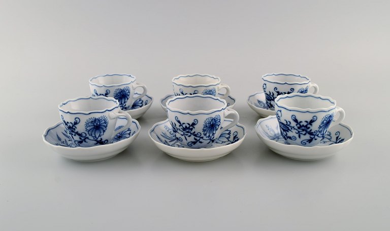 Six Meissen Blue Onion coffee cups with saucers in hand-painted porcelain. Early 
20th century.
