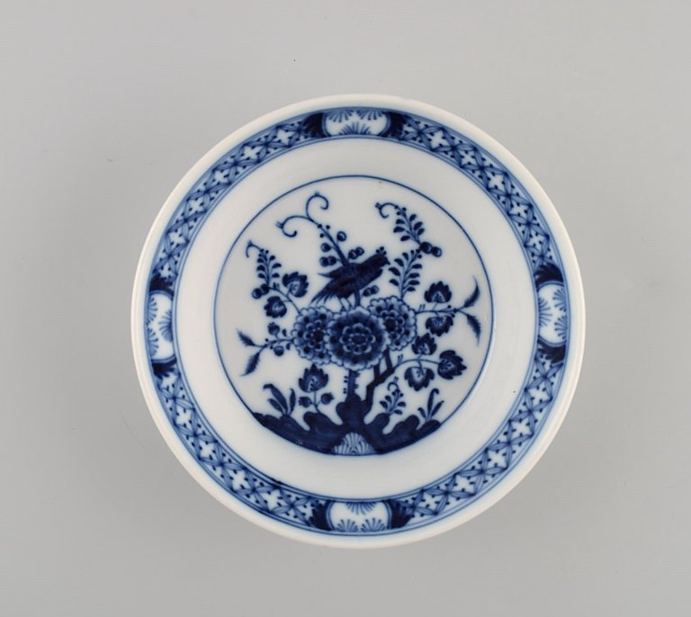 Sjælden Meissen skål i håndmalet porcelæn dekoreret med eksotisk fugl i kinesisk 
stil. Sent 1800-tallet.
