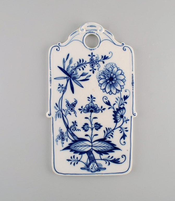 Rare Meissen Blue Onion butter board in hand-painted porcelain. Late 19th 
century.
