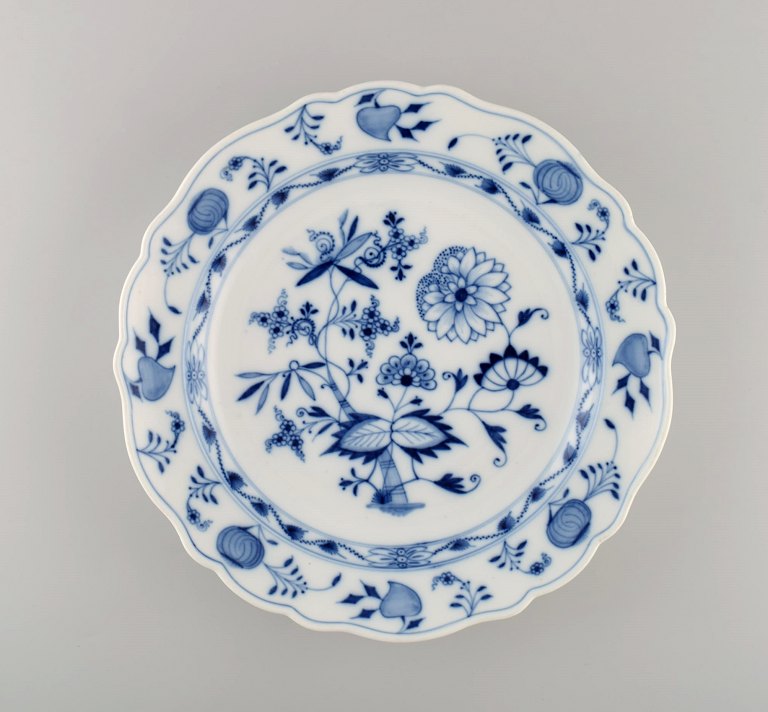 Rundt Meissen Løgmønstret serveringsfad i håndmalet porcelæn. Ca. 1900.
