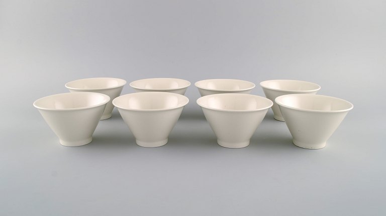 Inkeri Leivo (1944-2010) for Arabia. Eight Harlequin bowls in cream-colored 
porcelain. 1970s.
