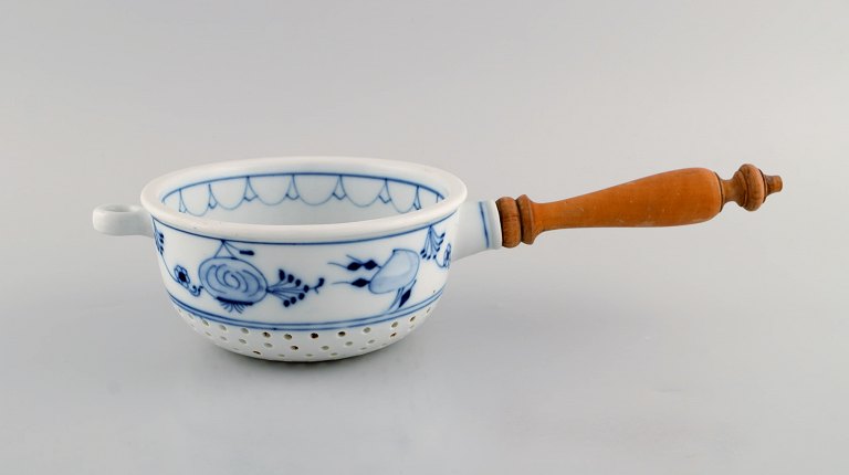 Presumably Meissen Blue Onion sifter in hand-painted porcelain with wooden 
handle. Approx. 1900.
