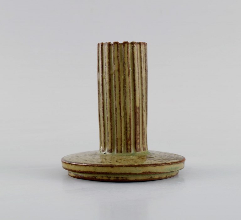 Arne Bang (1901-1983), Denmark. Candle holder in glazed ceramics. Fluted body 
and beautiful glaze in light earth tones. Mid-20th century. Model number 133.
